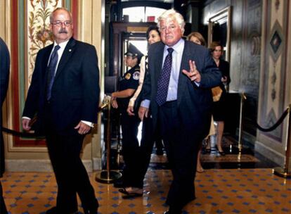 Edward Kennedy, a la derecha, saluda a los periodistas al entrar en el Capitolio