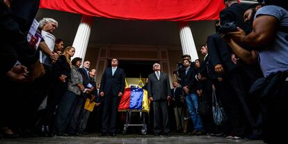 Miembros de la Asamblea Nacional, junto al ataúd de Fernando Albán.