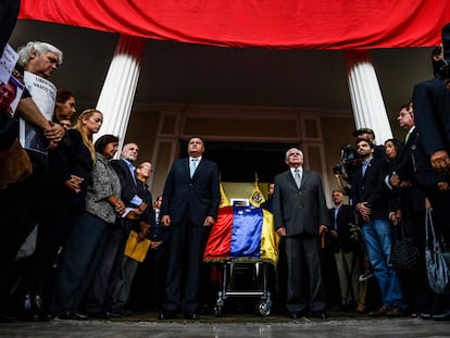 Miembros de la Asamblea Nacional, junto al ataúd de Fernando Albán.