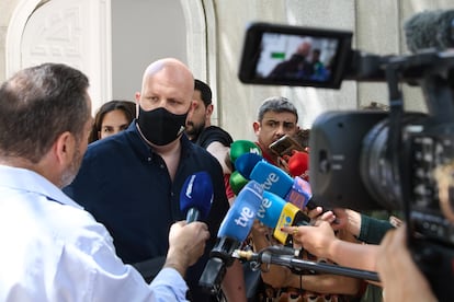 El empresario Álvaro Romillo, alias 'CryptoSpain', ofrece declaraciones a la prensa al salir de declarar en el Tribunal Supremo, este viernes.