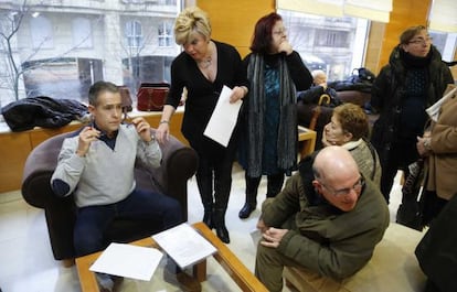 Jorge Mota, a la izquierda, reunido en enero pasado con víctimas del terrorismo antes de la asamblea de Covite en San Sebastián.