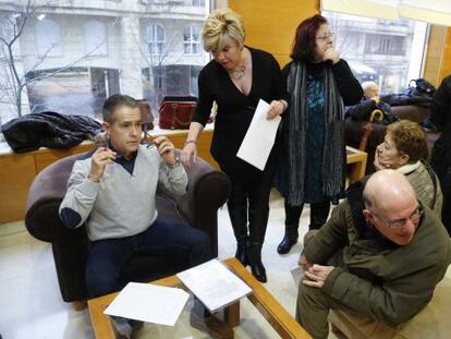 Jorge Mota, a la izquierda, reunido en enero pasado con víctimas del terrorismo antes de la asamblea de Covite en San Sebastián.