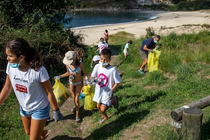 Voluntarios de la pasada edición de '1m2 por las playas y mares' recogen residuos en la playa de Limens (Pontevedra).