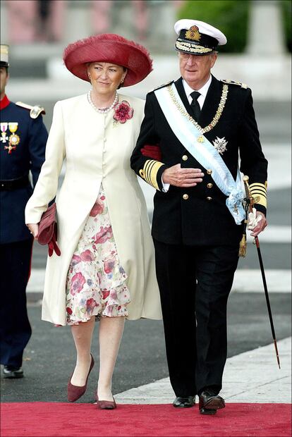 El Toisón de Oro suele lucirse en grandes ocasiones, como bodas o recepciones de gala. El rey Alberto de Bélgica (en la imagen, junto a su esposa Paola), lo llevó colgado del collar con el que se hace entrega el carnero en la boda del príncipe Felipe y Letizia Ortiz, el 22 de mayo de 2004.