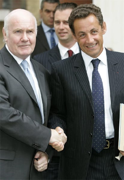 Los ministros de Interior de Inglaterra y Francia, tras el encuentro que ha tenido lugar en Londres.