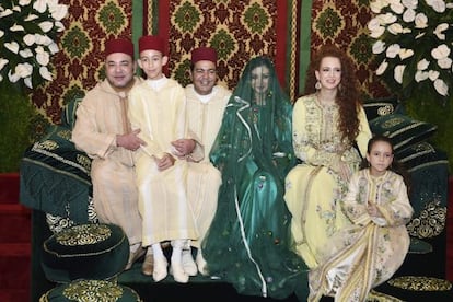 De izquierda a derecha: Mohamed VI, su hijo, los reci&eacute;n casados Mulay Rachid y Oum Keltoum, la princesa Lalla Salma y su hija.