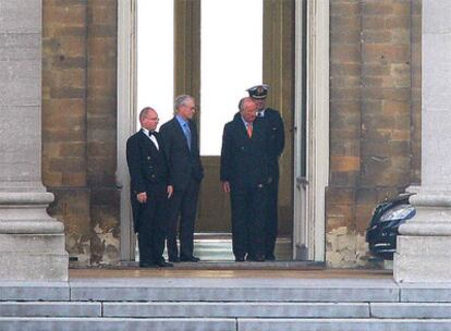 El ya ex primer ministro belga, Herman Van Rompuy, abandona el palacio de Laeken, tras entrevistarse ayer con el rey Alberto II.