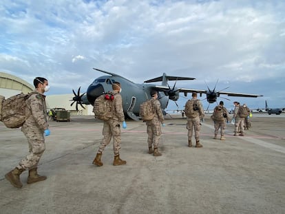 Miembros del Ejército del Aire suben a un avión militar de transporte A400M fabricado en España.