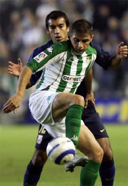 Joaquín intenta controlar el balón acosado por Van Bronckhorst.