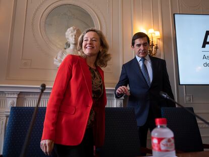 La vicepresidenta primera del Gobierno, Nadia Calviño, junto al presidente del BBVA, Carlos Torres, el pasado lunes en Santander.