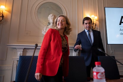 La vicepresidenta primera y ministra de Asuntos Económicos y Transformación Digital, Nadia Calviño y el presidente de BBVA, Carlos Torres Vila, el pasado mes de junio en un seminario en Santander.