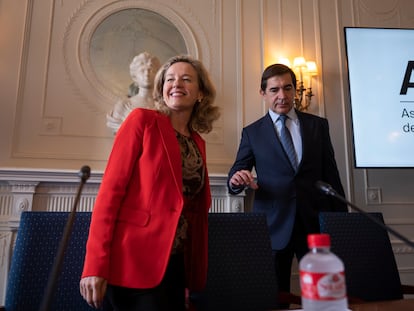 La vicepresidenta primera del Gobierno, Nadia Calviño, junto al presidente del BBVA, Carlos Torres, el pasado lunes en Santander.