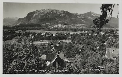 Koblach (Vorarlberg, Austria) con vistas a la montaña suiza Hoher Kaste por la que pasa el río Rin antes de 1942.