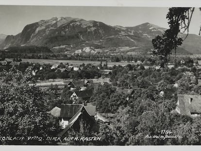 Koblach (Vorarlberg, Austria) con vistas a la montaña suiza Hoher Kaste por la que pasa el río Rin antes de 1942.