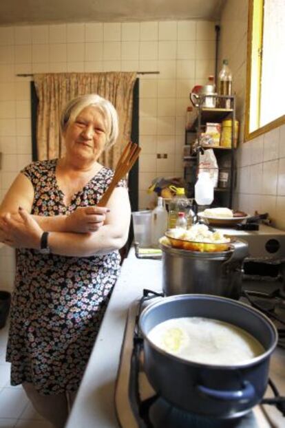 Candela en la cocina de su casa en el barrio de Lavapiés.