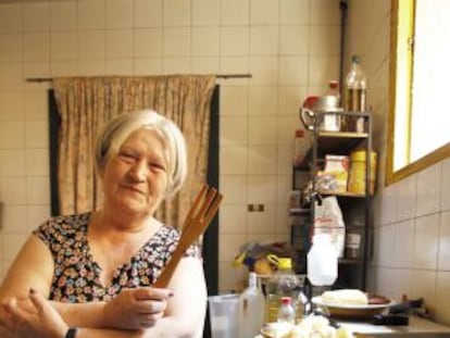 Candela en la cocina de su casa en el barrio de Lavapiés.