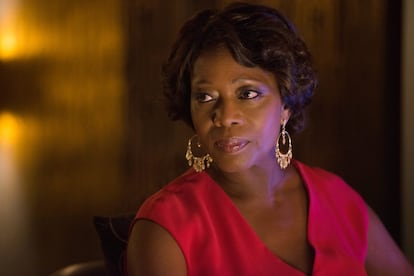 Alfre Woodard en 'Asuntos de Estado', da vida a la presidenta ficticia Constante Payton. En la serie ella orquesta una operación similar a la del asesinato de Bin Laden.