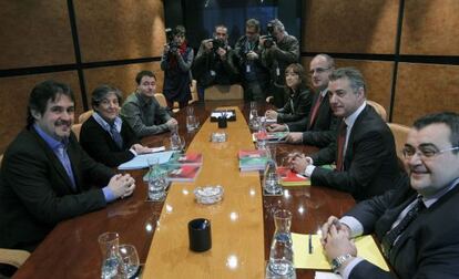 Las delegaciones del PNV (derecha) y EH Bildu, al inicio de su reunión.