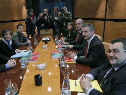 Las delegaciones del PNV (derecha) y EH Bildu, al inicio de su reunión.
