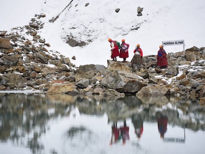 Las guías de montaña del grupo de escaladoras Cholita, defensoras del glaciar Charquini, en Bolivia, luchan por la preservación de este sitio ante la ola de turistas que año con año lo visitan.