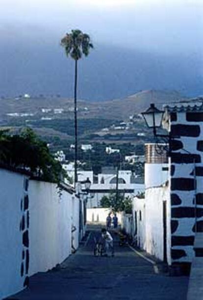 La calle Conrado Hernández, junto a la plaza Chica, antes llamada De la despedida, ya que conducía al cementerio del pueblo.