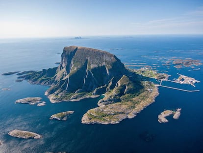 Vista aérea de Lovund, una de las miles de islas de la costa de Helgeland, Noruega