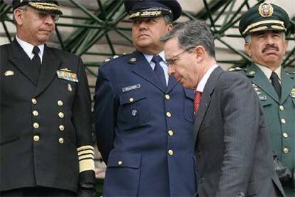Uribe pasa delante de los jefes militares en junio de 2005, entre ellos Reynaldo Castellanos (derecha).