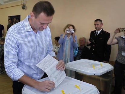 El político opositor Alexei Navalni deposita su papeleta en las elecciones municipales de Moscú este domingo.