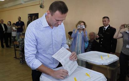 El político opositor Alexei Navalni deposita su papeleta en las elecciones municipales de Moscú este domingo.