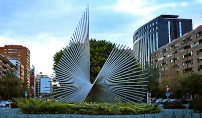 Escultura de Andreu Alfaro que fue trasladada de su ubicaci&oacute;n original a la avenida de Arag&oacute;n de Valencia. 