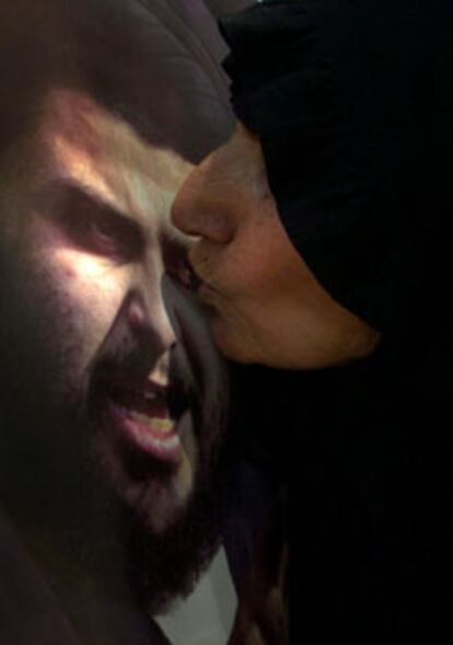 Una mujer chií besa una fotografía de Al Sáder en una manifestación de apoyo al líder rebelde.