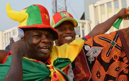 <span >Chequeo de temperatura de un seguidor de la Copa Africana de Naciones, que se celebra en Guinea Ecuatorial (tras la renuncia de Marruecos, debido a la epidemia), justo antes de jugarse el partido entre Camerún y Costa de Marfil en Malabo. AFP PHOTO / ISSOUF SANOGO</span>