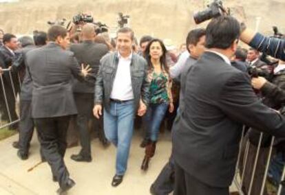 El presidente peruano Ollanta Humala y su esposa, Nadine Heredia, llegan a las instalaciones donde se lleva a cabo la feria gastronómica Mistura, en Lima (Perú).