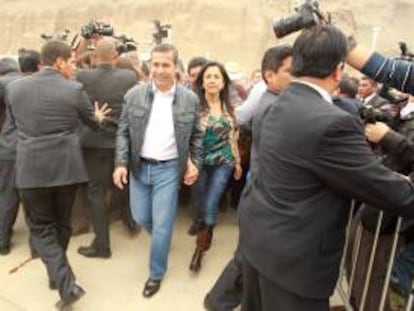 El presidente peruano Ollanta Humala y su esposa, Nadine Heredia, llegan a las instalaciones donde se lleva a cabo la feria gastronómica Mistura, en Lima (Perú).