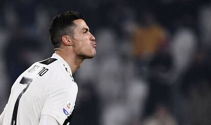 Cristiano Ronaldo celebra un gol reciente contra el Frosinone en Turín.