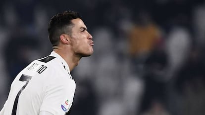 Cristiano Ronaldo comemora um gol recente contra o Frosinone, em Turim.
