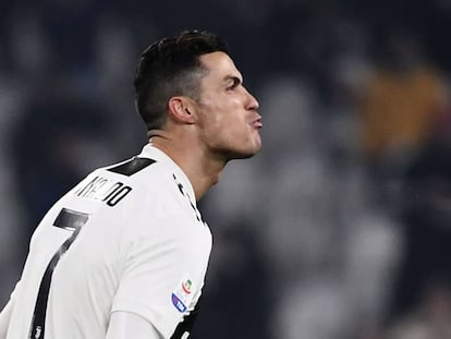 Cristiano Ronaldo comemora um gol recente contra o Frosinone, em Turim.