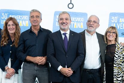 Desde la izquierda, Pilar Gil, directora financiera de Prisa; Carles Francino, director de 'La ventana'; Jaume Collbon, alcalde de Barcelona; Xavier Sardà, periodista y expresentador 'La Ventana', y Gemma Nierga, expresentadora.
