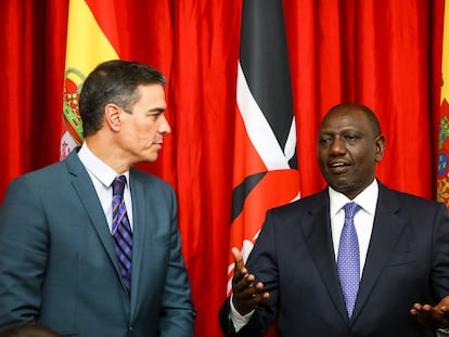 Pedro Sánchez, con el presidente de Kenia, William Ruto, este miércoles en Nairobi.