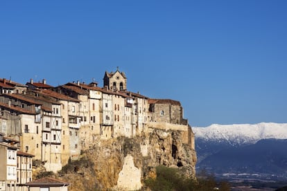 Frías is home to just 270 people, and is perched on a hill known as the Muela de Frías. The houses on the cliff are stunning, as is its medieval bridge over the River Ebro and the 10th-century castle, which is one of the best examples of medieval military architecture in all of Burgos. More information: ciudaddefrias.es