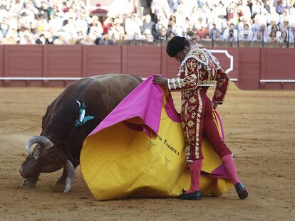 El diestro Antonio Ferrera da un pase de ver&oacute;nica a  su segundo toro, quinto de la tarde.