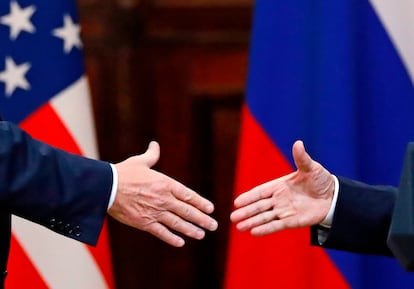 El presidente estadounidense Donald Trump estrecha la mano del presidente ruso Vladímir Putin en Helsinki (Finlandia), el 16 de julio de 2018.