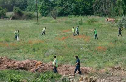 Los Mossos d'Esquadra con perros adiestrados buscando en una finca propiedad de Ramón Laso los cuerpos de su exmujer Julia Lamas y de su excuñado Maurici Font desaparecidos en octubre del 2009.