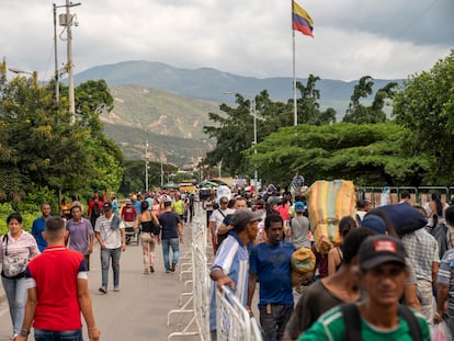 Migrantes venezuelanos na fronteira com a Colômbia, em uma imagem de arquivo.