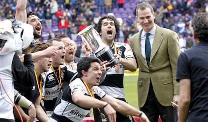 Los jugadores del Salvador con la Copa del Rey.