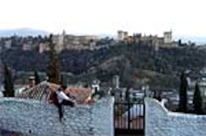 Atardecer frente a la Alhambra de Granada desde el mirador de San Nicolás.