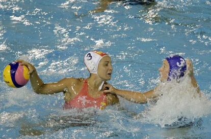 Anna Espar y la húngara Dora Antal durante el partido de semifinales