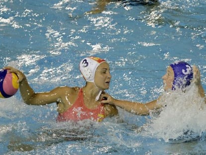 Anna Espar y la húngara Dora Antal durante el partido de semifinales