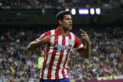 Diego Costa comemora gol com a camisa do Atlético.