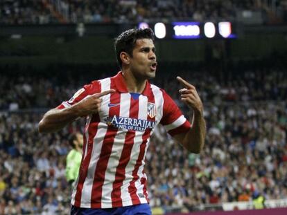 Diego Costa comemora gol com a camisa do Atlético.